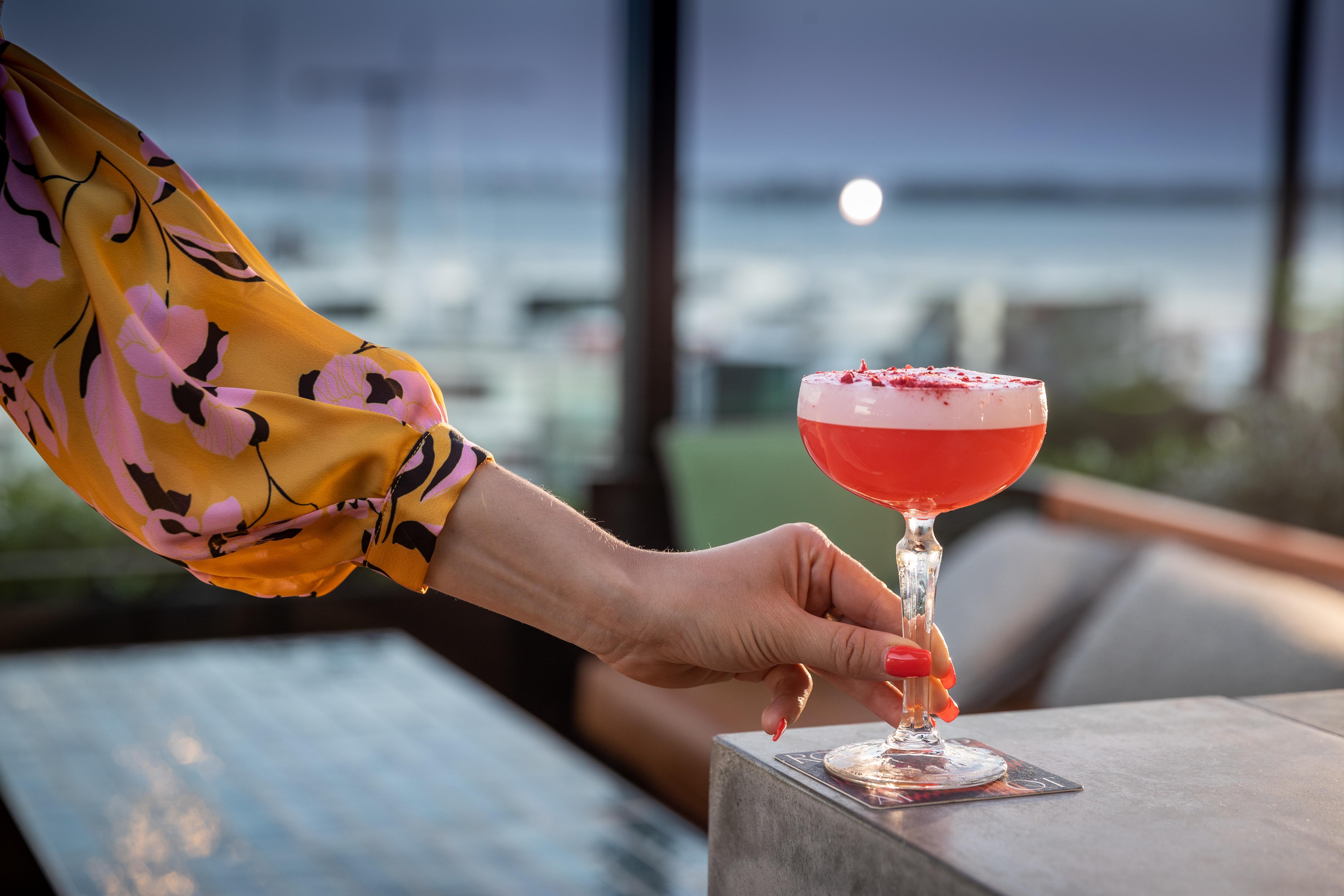 מלון Qt אוקלנד מראה חיצוני תמונה A woman holding a cocktail